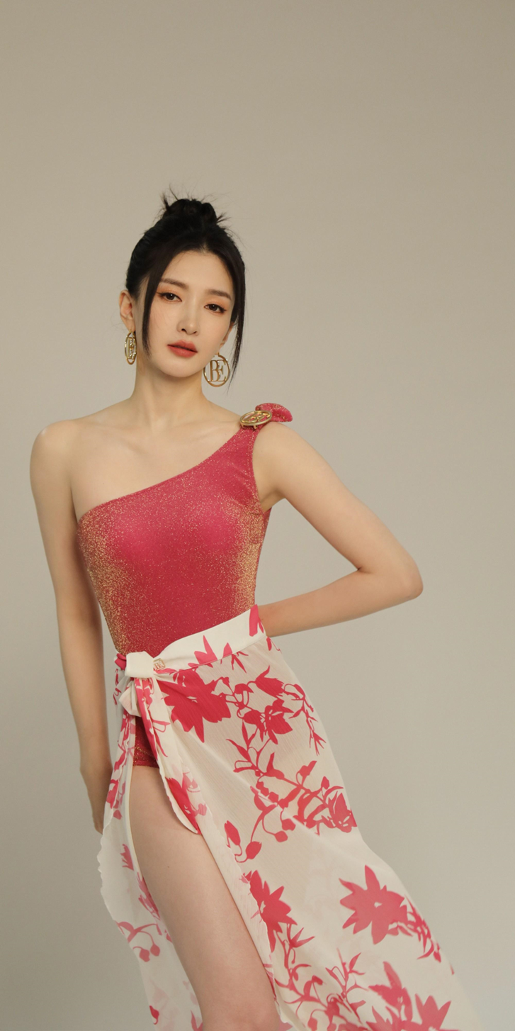 30多岁女性丰满型泳装身材穿搭