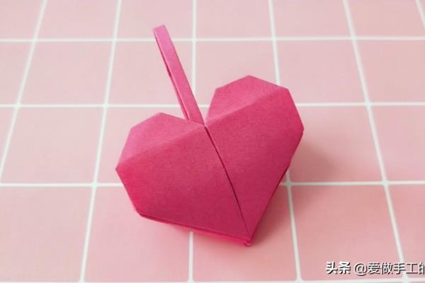 手拿包包怎么折一张长方形的纸.