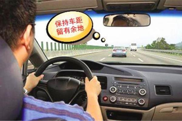 驾驶员的安全驾驶手册（如何让新手快速提高驾驶技巧）.