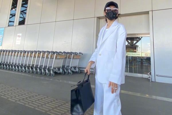 云雾色包包搭什么颜色衣服（通体白色休闲服搭黑色方包）.