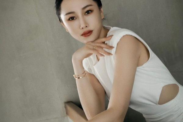 女腕表带在哪个手上（女人戴“手镯”还是“手表”更显气质）.