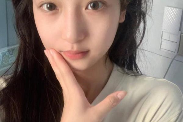 长痘痘如何正确护肤（掌握护肤秘诀，告别痘痘困扰）.