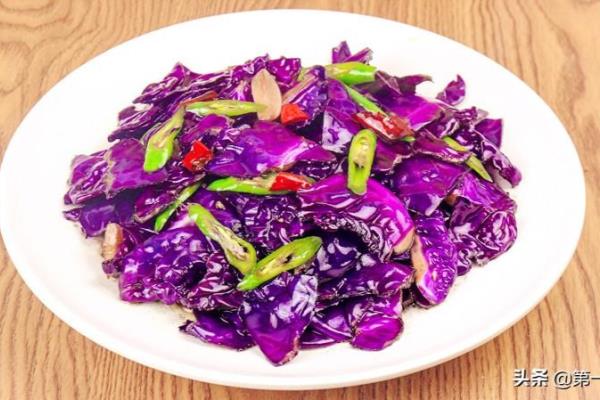 紫甘蓝适合炒着吃吗（紫甘蓝炒着吃，健康美味翻倍）.