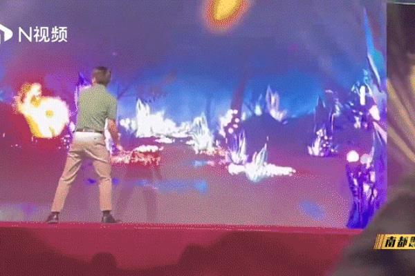 跳舞男的穿什么衣服（90后男老师火了）.