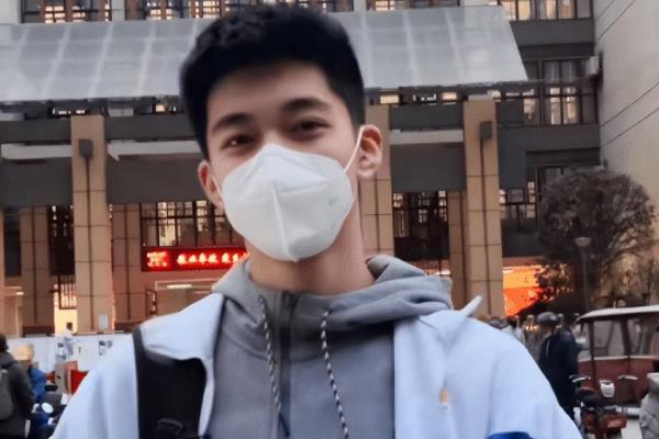 初中生男生穿衣搭配图（初中生男生穿衣搭配图，如何穿出时尚潮流范儿）.