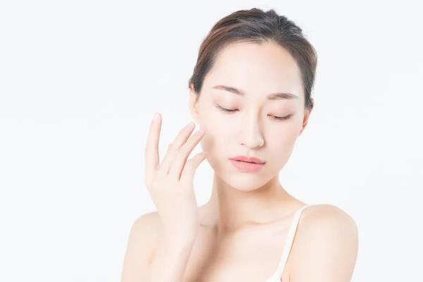 用了精华还用乳液吗（精华液已经足够滋润吗）.