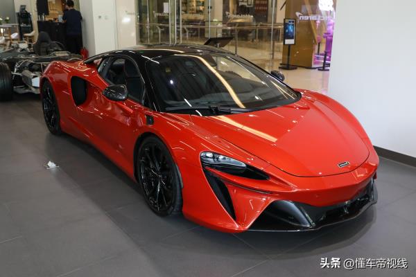 蝴蝶标志跑车是什么车（旗下首款量产混动超跑）.