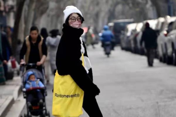 上海女人穿衣风格图片（探寻魔都女性时尚穿搭之谜）.