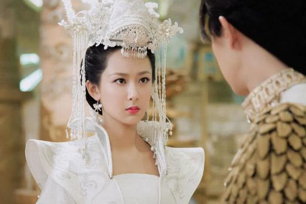 新娘子穿的红色嫁衣叫什么（杨紫在戏里穿过的5件嫁衣）.