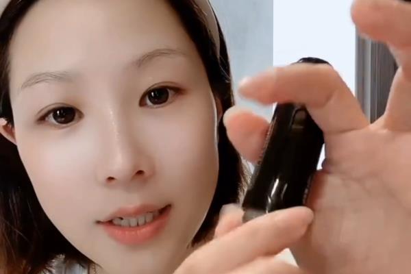 精华油能去眼袋吗（想要告别眼袋？试试精华油吧！）.