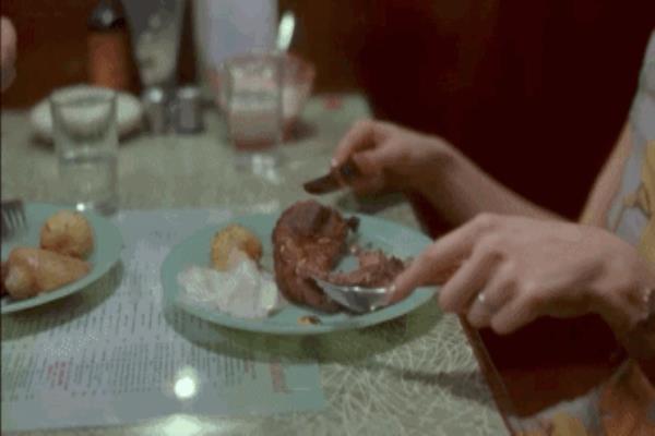 为什么蓝色表盘戴的人少（拎品牌包和戴名表的女人）.