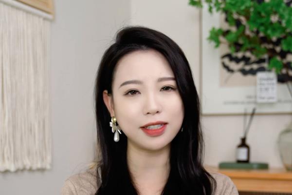 护肤时拍脸有什么好处（拍脸究竟能不能促进护肤品...）.