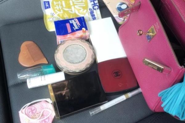 逛街包包必备物品清单女生（女生外出包包里的必备清单）.
