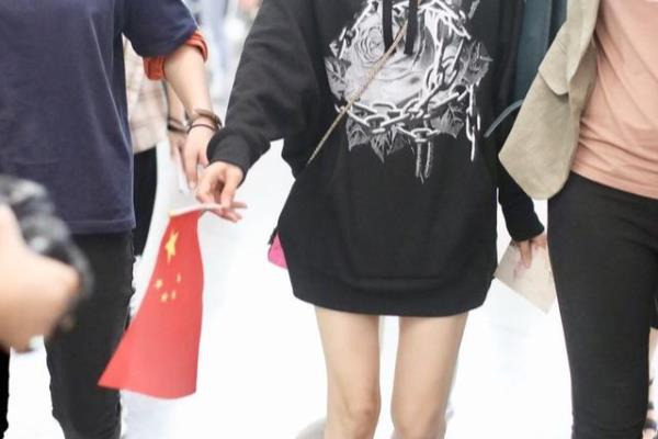 玫红色包包搭配什么衣服（黑衣搭玫红色手袋引人注目）.