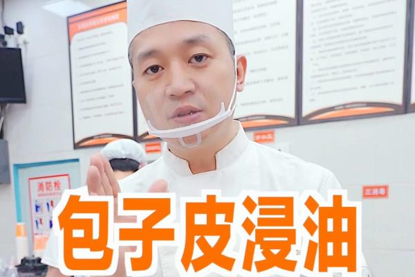 包包料有油怎么搞（包包油腻腻，该如何巧妙应对）.