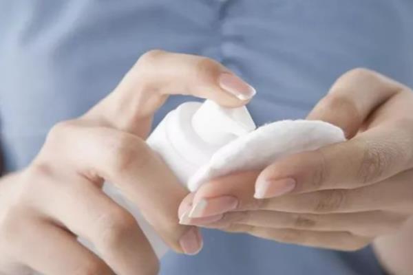 颐莲水乳哪个系列好用（这4套平价好用的“国货水乳”）.