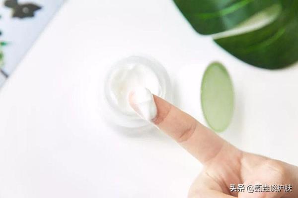护肤品抹在脸上油腻腻的是怎么回事（是皮肤不吸收吗）.