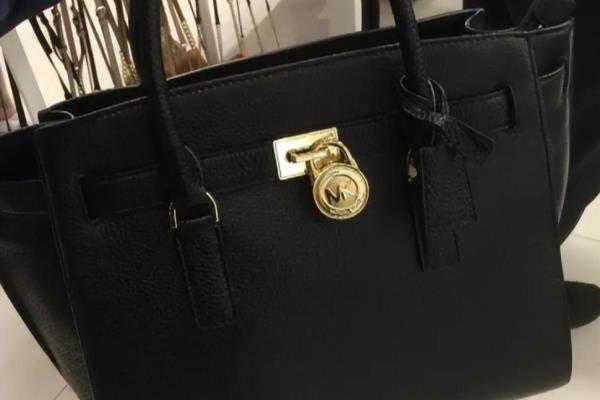 mk正品和仿品的区别（MK锁头包区别真仿品的3个小细节）.