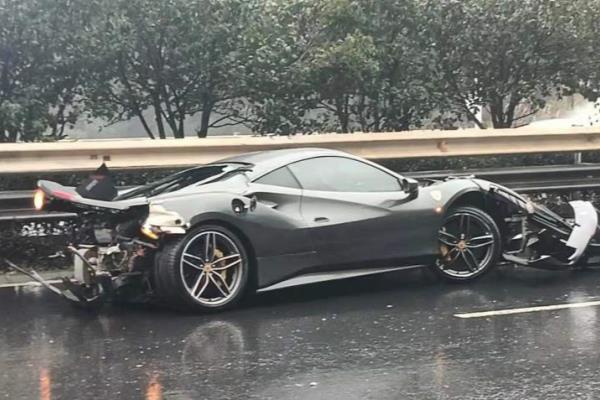 下雨天跑车对车有坏处吗（法拉利跑车撞成这样）.