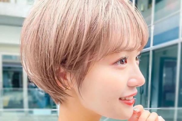 40—50岁女人发型短发方脸（40岁到50岁的女人想剪发该怎么选）.