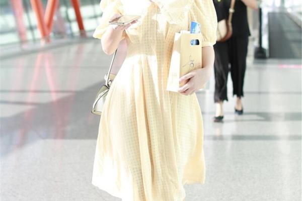 小个子微胖女生适合穿裙子还是裤子（微胖女生不会选连衣裙）.