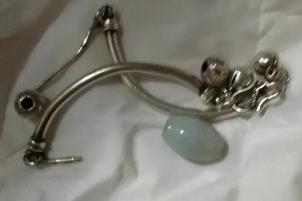银手镯出现灵性的表现（银手镯显现神秘力量）.