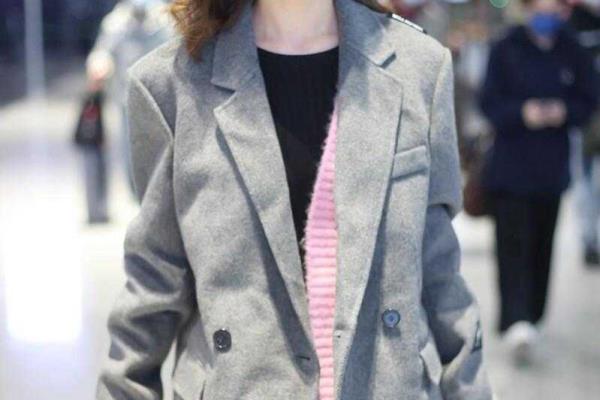 灰色西服配什么裤子好看女.