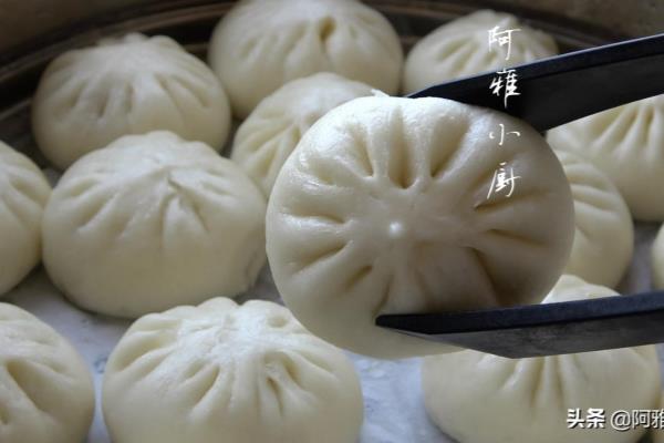 包子是怎么包的手法（包子制作过程中，如何巧妙地包裹馅料）.