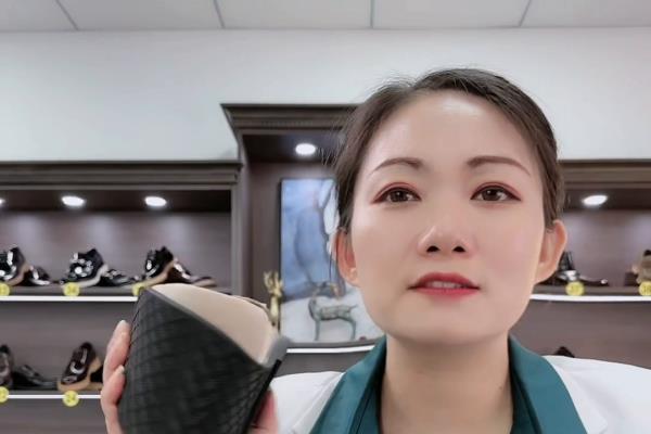 英伦雅品男士服装（英伦风潮，演绎雅品男士新时尚）.