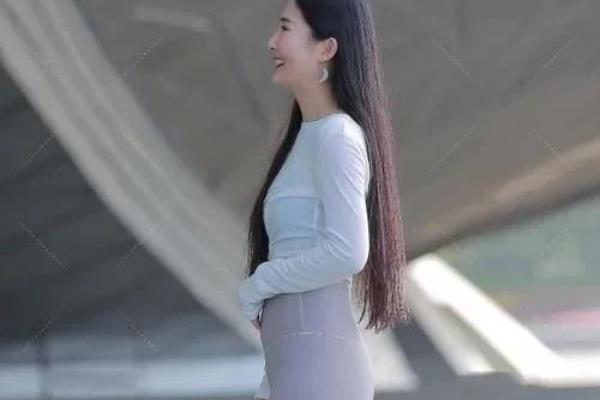灰色瑜伽裤和咖色哪个好看（身材好的小姐姐穿灰色瑜伽裤）.