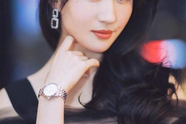 女人带手表带左右手的寓意（女人手表到底戴左手好）.