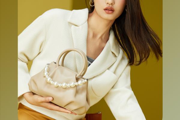 中老年女包最便宜的（寻找最实惠的中老年女包）.
