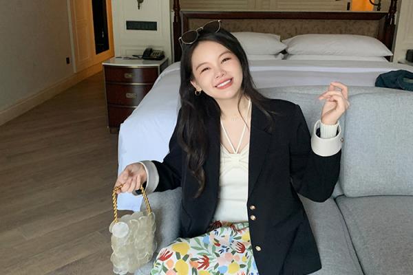黑色西装女怎么搭配好看图片（开春的第一件西装就选黑色）.