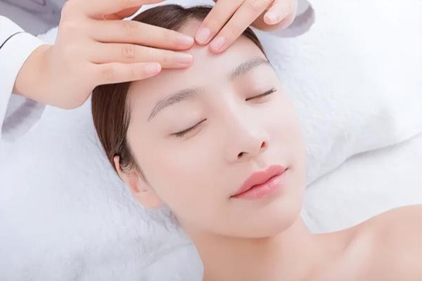 小安瓶使用步骤早晚用（安瓶精华液的正确使用方法）.