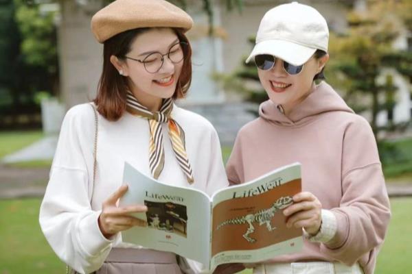 微胖女人能穿的卫衣款（卫衣并不老气）.