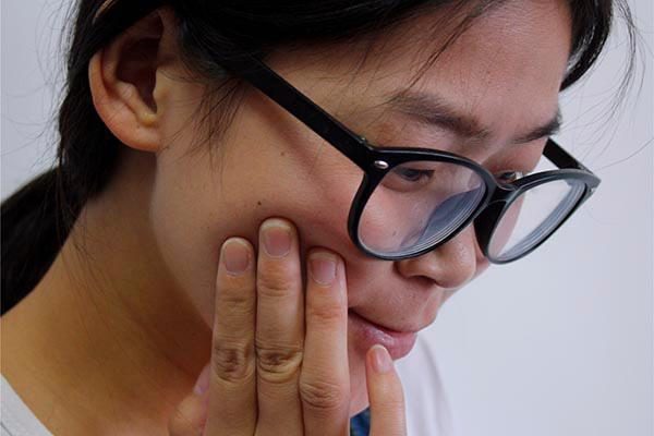 牙上有小黑点怎么去除（如何轻松摆脱牙上的小黑点）.