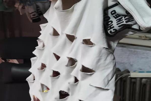 旧衣服制作手提袋（旧衣摇身变时尚手提袋）.