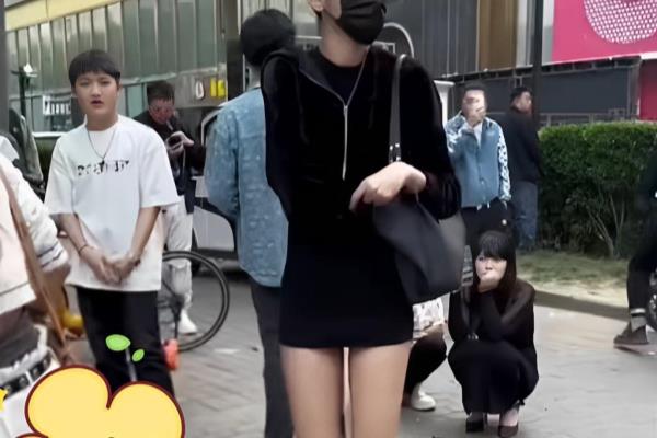 男生逛街简单穿搭图片大全（男生穿黑色短裙挎包逛街）.