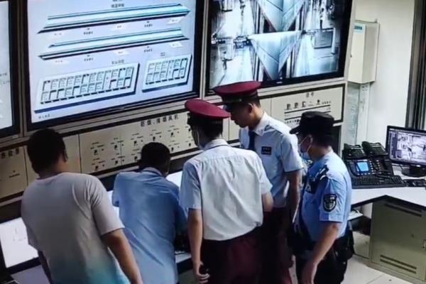 女性梦到自己丢了包包到处找（他们8分钟帮忙找回）.