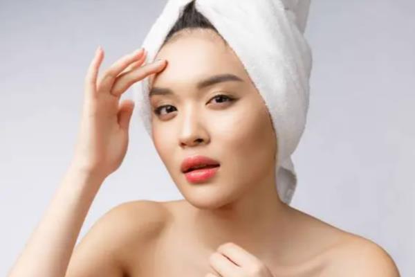 欧莱雅护肤品好还是珀莱雅护肤品好（珀莱雅温和高效）.