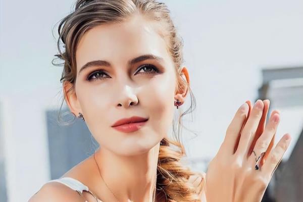 皮肤干燥用哪款护肤品（皮肤干燥）.