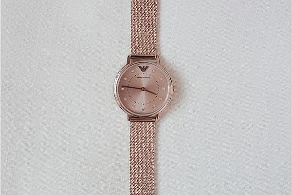 阿玛尼手表算什么档次（带阿玛尼手表丢人不）.