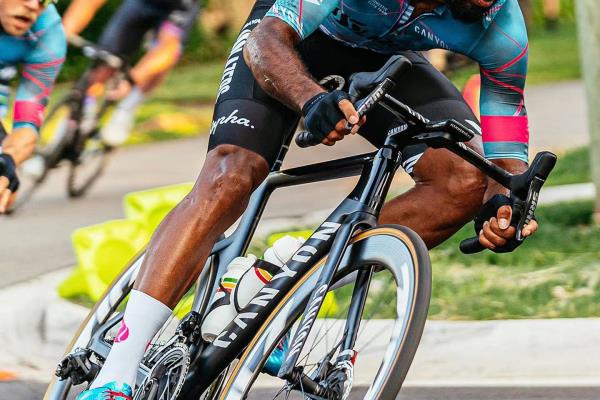 最快的公路赛车（那些世界上最快的公路车）.