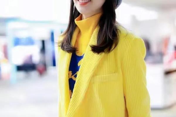 黄色大衣配什么颜色包包好看（穿黄色大衣配灰色贝雷帽）.