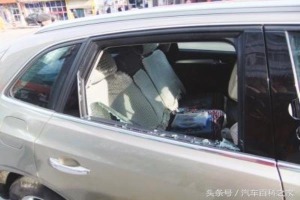 宝马3系车钥匙锁后备箱了怎么办.