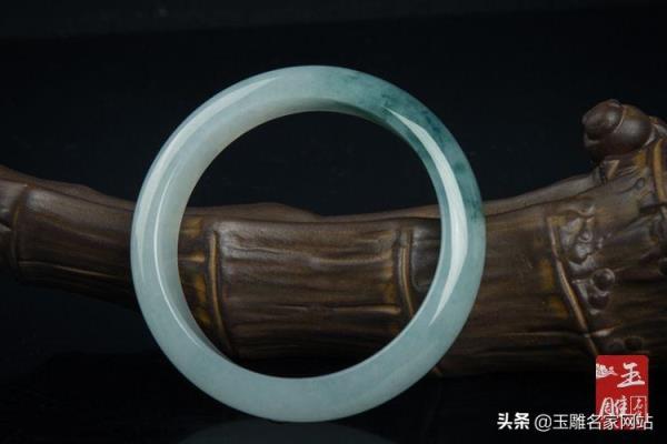 玉镯戴哪只手比较好对身体健康有什么危害.