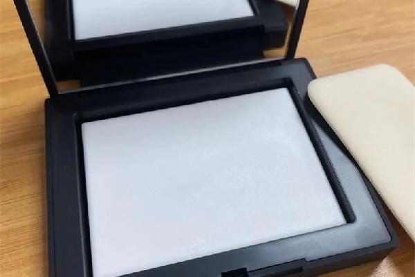 nars的大白饼可以当补妆的用吗.