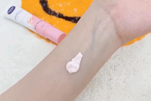 妮维雅防晒霜可以直接抹在脸上吗.