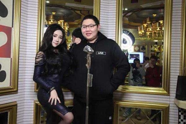 开法拉利女富豪讲述:老公买车后就后悔,差点睡了大街!.