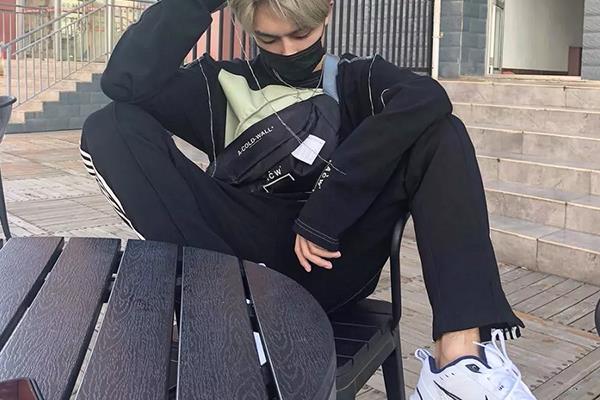 胸包怎么背好看男生图片.